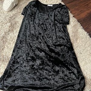 Black short velvet dress